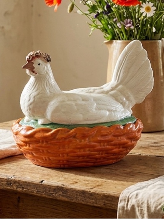 Stoffordshire Other - Large Vintage 1900s English Staffordshire Hen on a nest